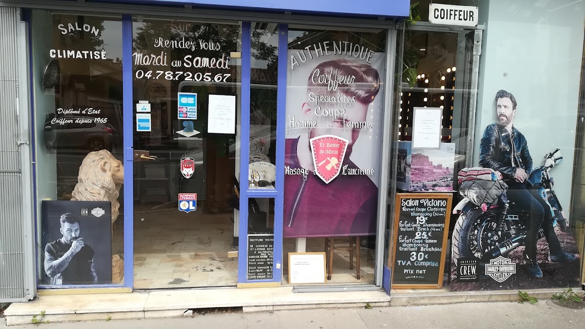 La devanture du salon Victorio, façade bleue au 75 rue Pierre Delore, avec les vitrines « Salon climatisé » et « Coiffeur depuis 1965 ».